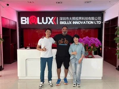 Πελάτης από τη Σαουδική Αραβία Πληρώνει στον ιστότοπο-Επίσκεψη στη BIGLUX για να εξερευνήσει λύσε...